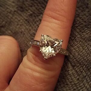 Dazzling Heart-Cut Solitaire Luxury Engagement Ring Side Stone Accents US Size 9